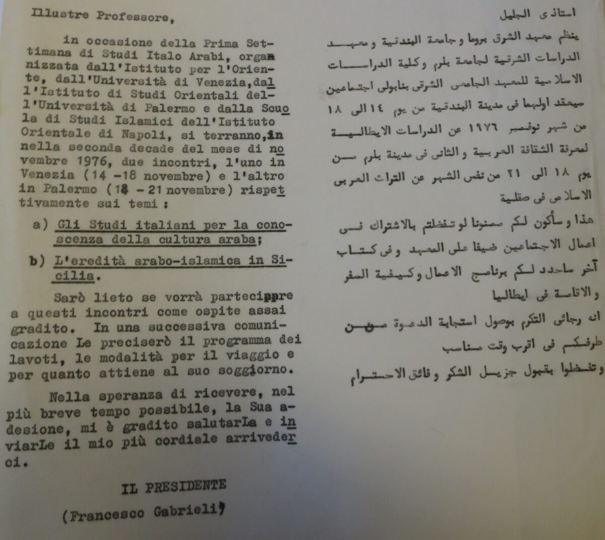 Das Bild zeigt ein zweisprachiges Dokument auf Arabisch und Italienisch. Der abgebildete Text handelt von einer Veranstaltung in Italien im Jahr 1976