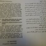 Das Bild zeigt ein zweisprachiges Dokument auf Arabisch und Italienisch. Der abgebildete Text handelt von einer Veranstaltung in Italien im Jahr 1976